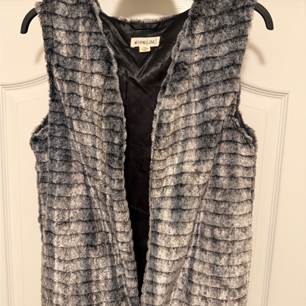 Beautiful Faux Fur Vest in Silvery-Gray- - - Weekend Love - - - size Small